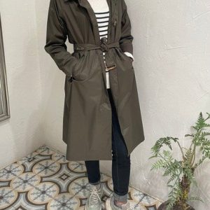 CHUBASQUERO CINTURON HEBILLA DOS BOLSILLOS LATERAL VERDE