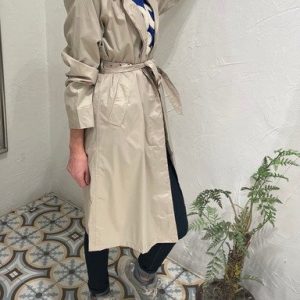 CHUBASQUERO CINTURON HEBILLA DOS BOLSILLOS LATERAL BEIG