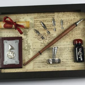 SET PLUMA MADERA CON PLUMILLAS SOPORTE Y LIBRO TROMBON