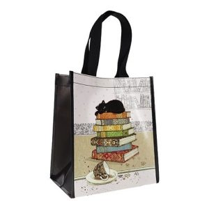 BOLSA DE RAFIA CON ASAS GATO NEGRO ENCIMA DE LIBROS