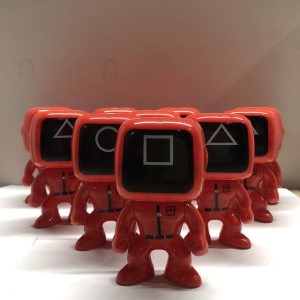 FIGURA JUEGO DEL CALAMAR VIGILANTE CIRCULO CON LUCES 10 CM